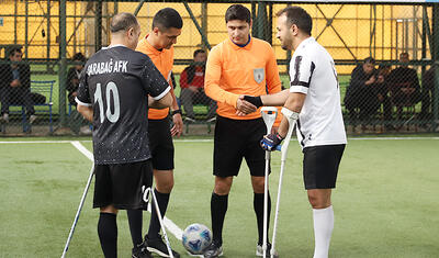 Ayağını itirən “Qarabağ”lı əsaları yerə atdı, Pelesayağı qol vurdu -