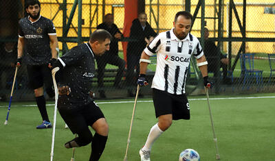 Ayağını itirən “Qarabağ”lı əsaları yerə atdı, Pelesayağı qol vurdu -