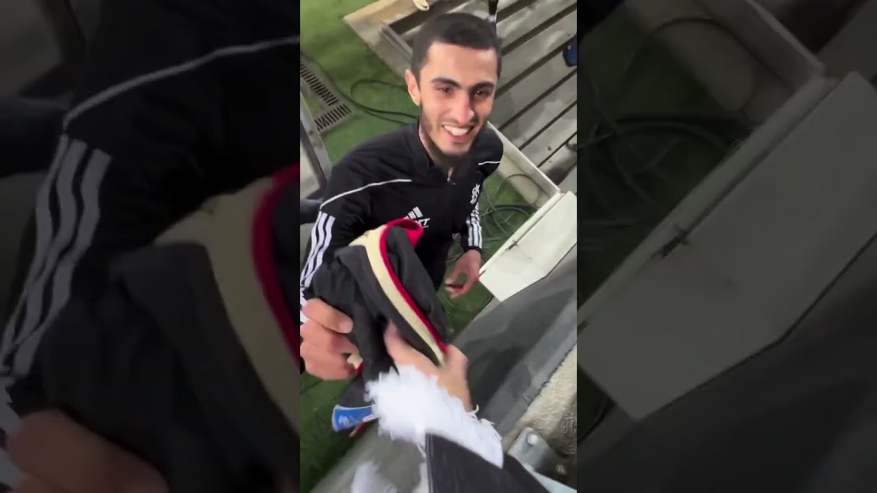 İki azərbaycanlı xaricdə: Biri istədi, digəri hədiyyə etdi - VİDEO