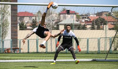 “NEFTÇİ”: Hamı meydana, iki nəfər kənara -