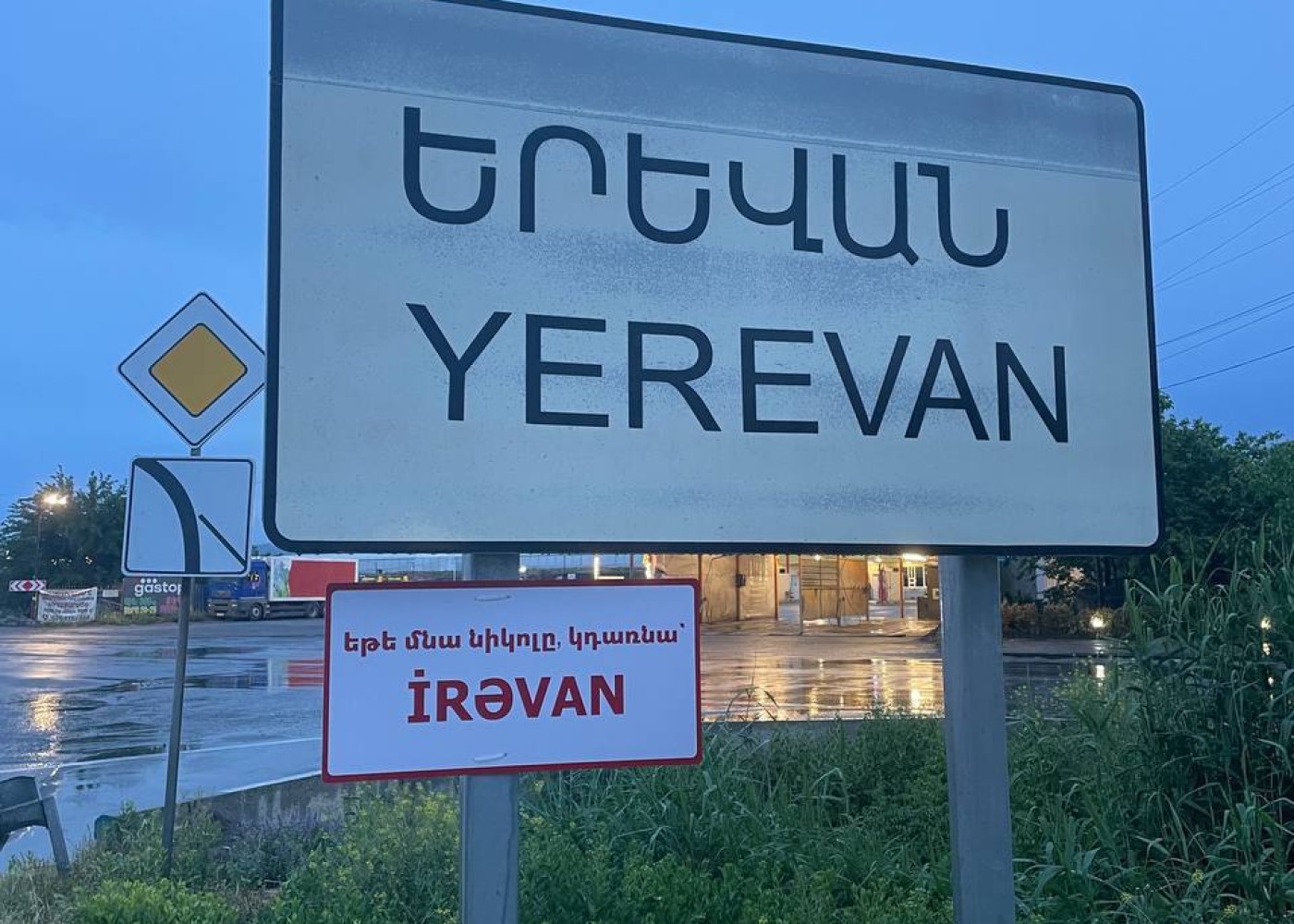 İrəvanın adı şəhərin girişində Azərbaycan dilində yazıldı - FOTO