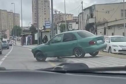 Bakıda tıxacda qalan sürücüdən qəribə hərəkət - VİDEO