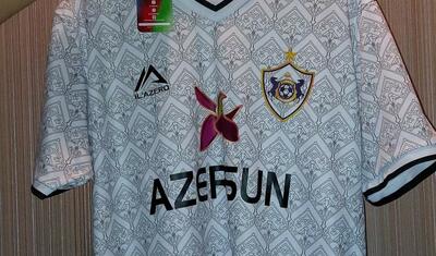 "Qarabağ"lı ən dəyərli hədiyyəsini hərraca çıxardı -