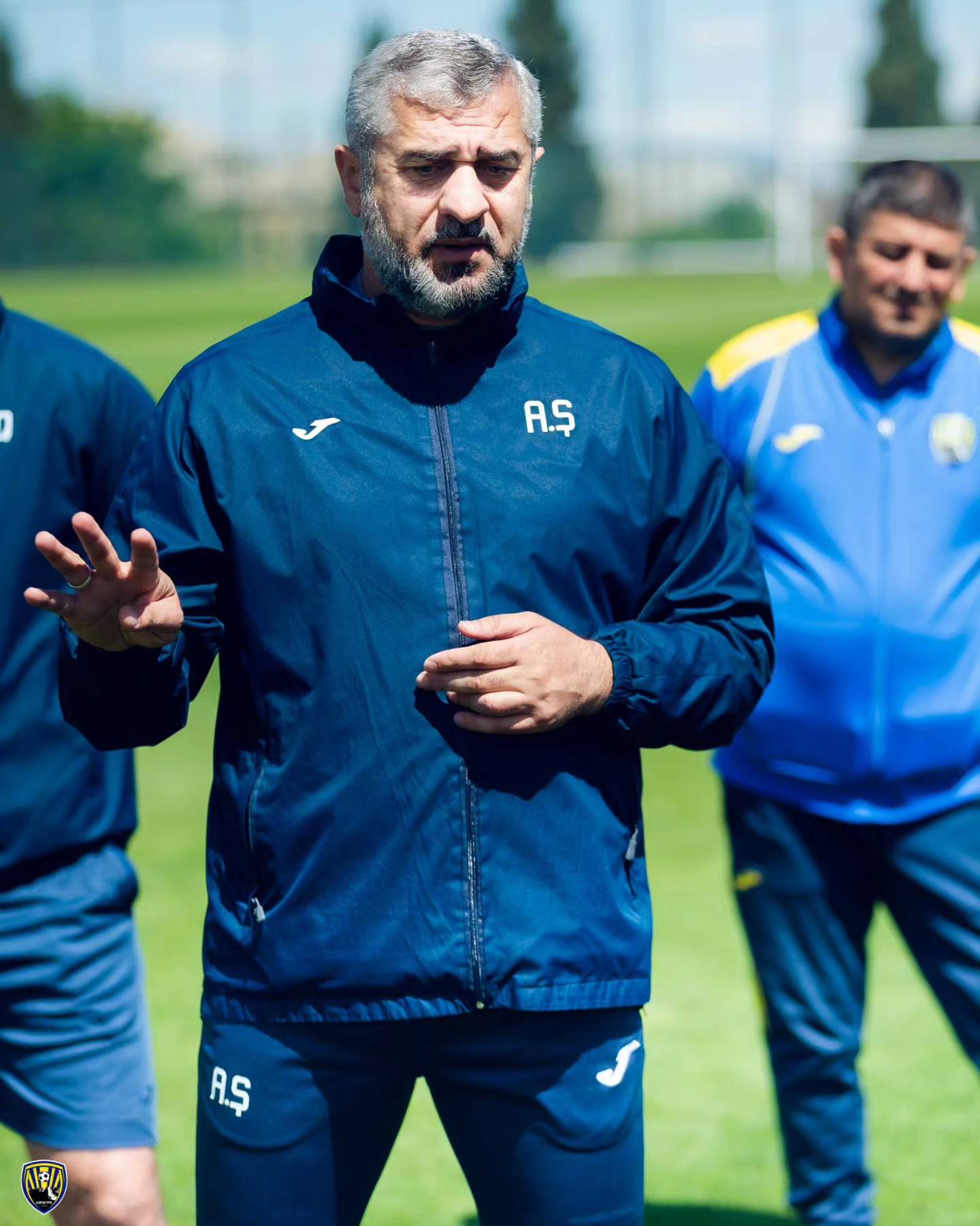 "O, özündən əvvəlki məşqçilərin etdiyi səhvi təkrarlamadı, qalmağa layiqdir"