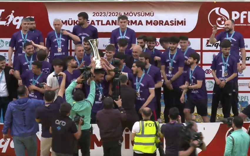İcra başçısı xoş gündə komandanı tək buraxmadı - VİDEO