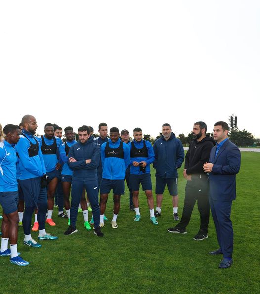 Orxan Məmmədov yenə həssas məqamda futbolçulara sahib çıxdı - FOTOLAR