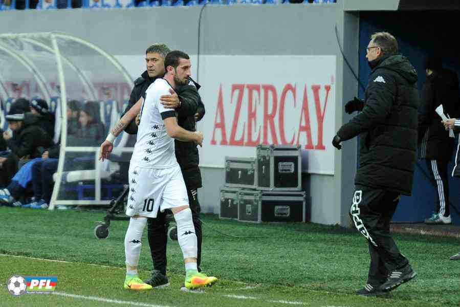 “Mən burada pul qazanmıran, oynamaq istəyirəm, futbolsuz qala bilmirəm”