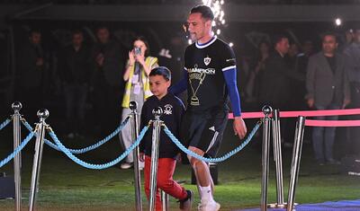 Rövşən Nəcəfin önünə övladları ilə çıxan “Qarabağ”lı futbolçular -