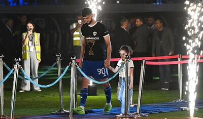 Rövşən Nəcəfin önünə övladları ilə çıxan “Qarabağ”lı futbolçular -