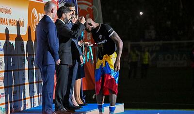 Rövşən Nəcəfin önünə övladları ilə çıxan “Qarabağ”lı futbolçular -