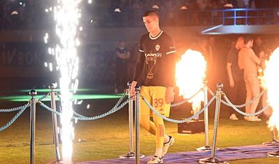 Rövşən Nəcəfin önünə övladları ilə çıxan “Qarabağ”lı futbolçular -