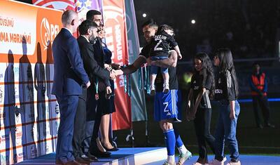 Rövşən Nəcəfin önünə övladları ilə çıxan “Qarabağ”lı futbolçular -