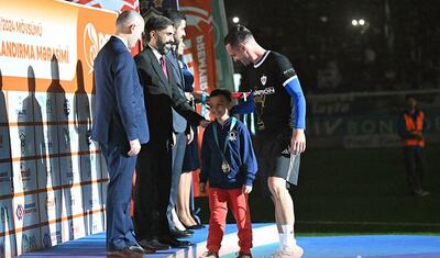 Rövşən Nəcəfin önünə övladları ilə çıxan “Qarabağ”lı futbolçular -