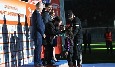 Rövşən Nəcəfin önünə övladları ilə çıxan “Qarabağ”lı futbolçular -