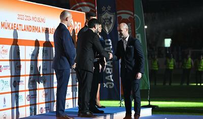 Rövşən Nəcəfin önünə övladları ilə çıxan “Qarabağ”lı futbolçular -