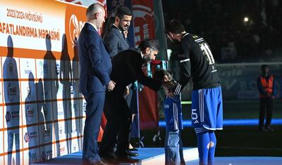 Rövşən Nəcəfin önünə övladları ilə çıxan “Qarabağ”lı futbolçular -