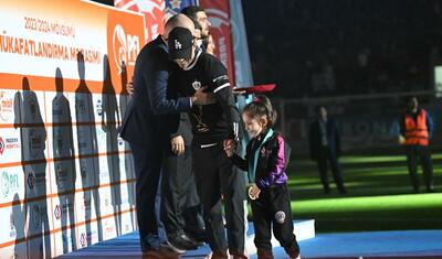 Rövşən Nəcəfin önünə övladları ilə çıxan “Qarabağ”lı futbolçular -