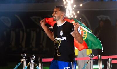 Rövşən Nəcəfin önünə övladları ilə çıxan “Qarabağ”lı futbolçular -