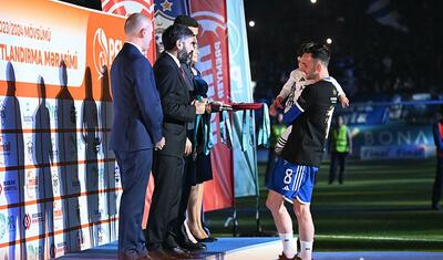Rövşən Nəcəfin önünə övladları ilə çıxan “Qarabağ”lı futbolçular -