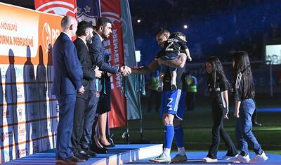 Rövşən Nəcəfin önünə övladları ilə çıxan “Qarabağ”lı futbolçular -