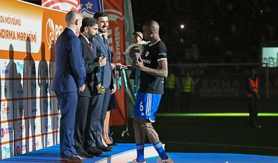 Rövşən Nəcəfin önünə övladları ilə çıxan “Qarabağ”lı futbolçular -