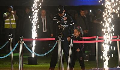 Rövşən Nəcəfin önünə övladları ilə çıxan “Qarabağ”lı futbolçular -
