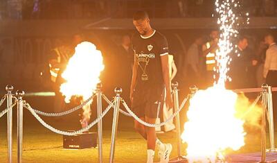 Rövşən Nəcəfin önünə övladları ilə çıxan “Qarabağ”lı futbolçular -