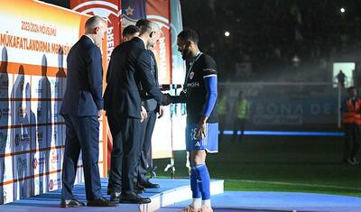 Rövşən Nəcəfin önünə övladları ilə çıxan “Qarabağ”lı futbolçular -