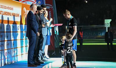Rövşən Nəcəfin önünə övladları ilə çıxan “Qarabağ”lı futbolçular -