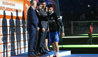 Rövşən Nəcəfin önünə övladları ilə çıxan “Qarabağ”lı futbolçular -
