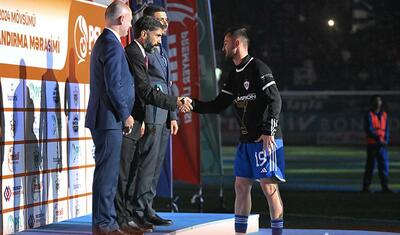 Rövşən Nəcəfin önünə övladları ilə çıxan “Qarabağ”lı futbolçular -