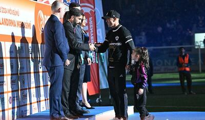 Rövşən Nəcəfin önünə övladları ilə çıxan “Qarabağ”lı futbolçular -