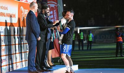 Rövşən Nəcəfin önünə övladları ilə çıxan “Qarabağ”lı futbolçular -