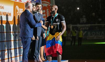 Rövşən Nəcəfin önünə övladları ilə çıxan “Qarabağ”lı futbolçular -