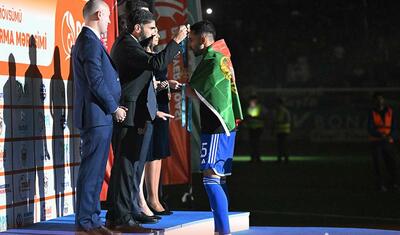 Rövşən Nəcəfin önünə övladları ilə çıxan “Qarabağ”lı futbolçular -