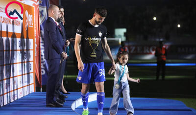 Rövşən Nəcəfin önünə övladları ilə çıxan “Qarabağ”lı futbolçular -