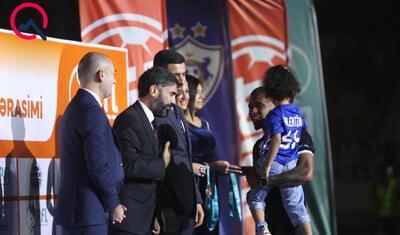 Rövşən Nəcəfin önünə övladları ilə çıxan “Qarabağ”lı futbolçular -
