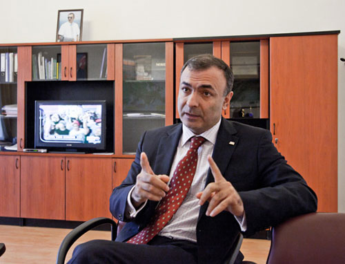 "Neftçi"nin rəhbəri vəzifəsinə gətirilən şəxs kimin yaxın dostudur?