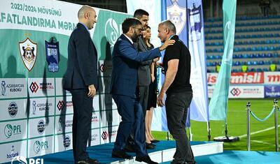 “Qarabağ”ın futbolçuları AFFA prezidentindən mükafat alarkən…
