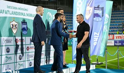 “Qarabağ”ın futbolçuları AFFA prezidentindən mükafat alarkən…