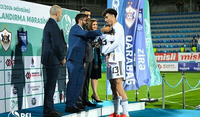 “Qarabağ”ın futbolçuları AFFA prezidentindən mükafat alarkən…