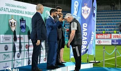“Qarabağ”ın futbolçuları AFFA prezidentindən mükafat alarkən…