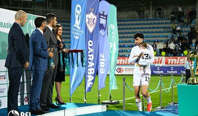 “Qarabağ”ın futbolçuları AFFA prezidentindən mükafat alarkən…