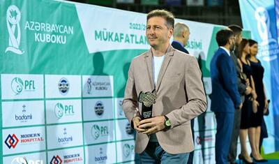 “Qarabağ”ın futbolçuları AFFA prezidentindən mükafat alarkən…