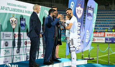 “Qarabağ”ın futbolçuları AFFA prezidentindən mükafat alarkən…