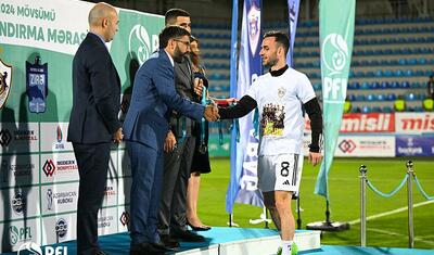“Qarabağ”ın futbolçuları AFFA prezidentindən mükafat alarkən…