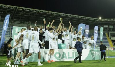 “Qarabağ”ın futbolçuları AFFA prezidentindən mükafat alarkən…