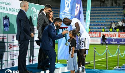 “Qarabağ”ın futbolçuları AFFA prezidentindən mükafat alarkən…