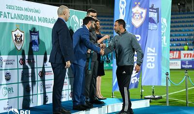 “Qarabağ”ın futbolçuları AFFA prezidentindən mükafat alarkən…
