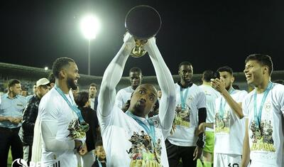 “Qarabağ”ın futbolçuları AFFA prezidentindən mükafat alarkən…